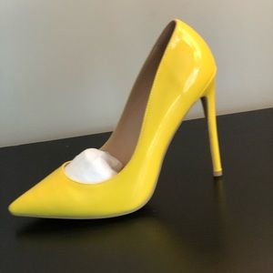 3.5-4 inch stiletto heel, runs narrow, never worn